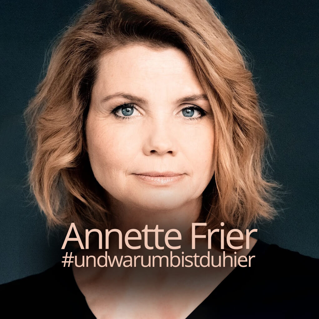 Portrait of Annette Frier with the title Annette Frier #undwarumbistduhier